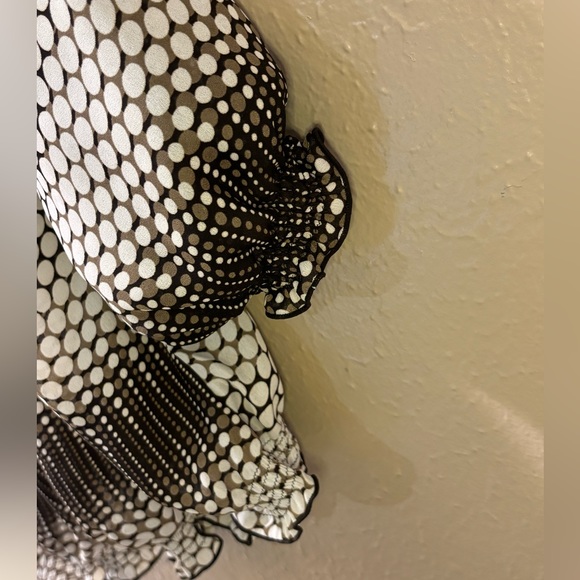 Signature by Larry Levine Woman, brown and white ruffled blouse. Size 1x. - Picture 9 of 9